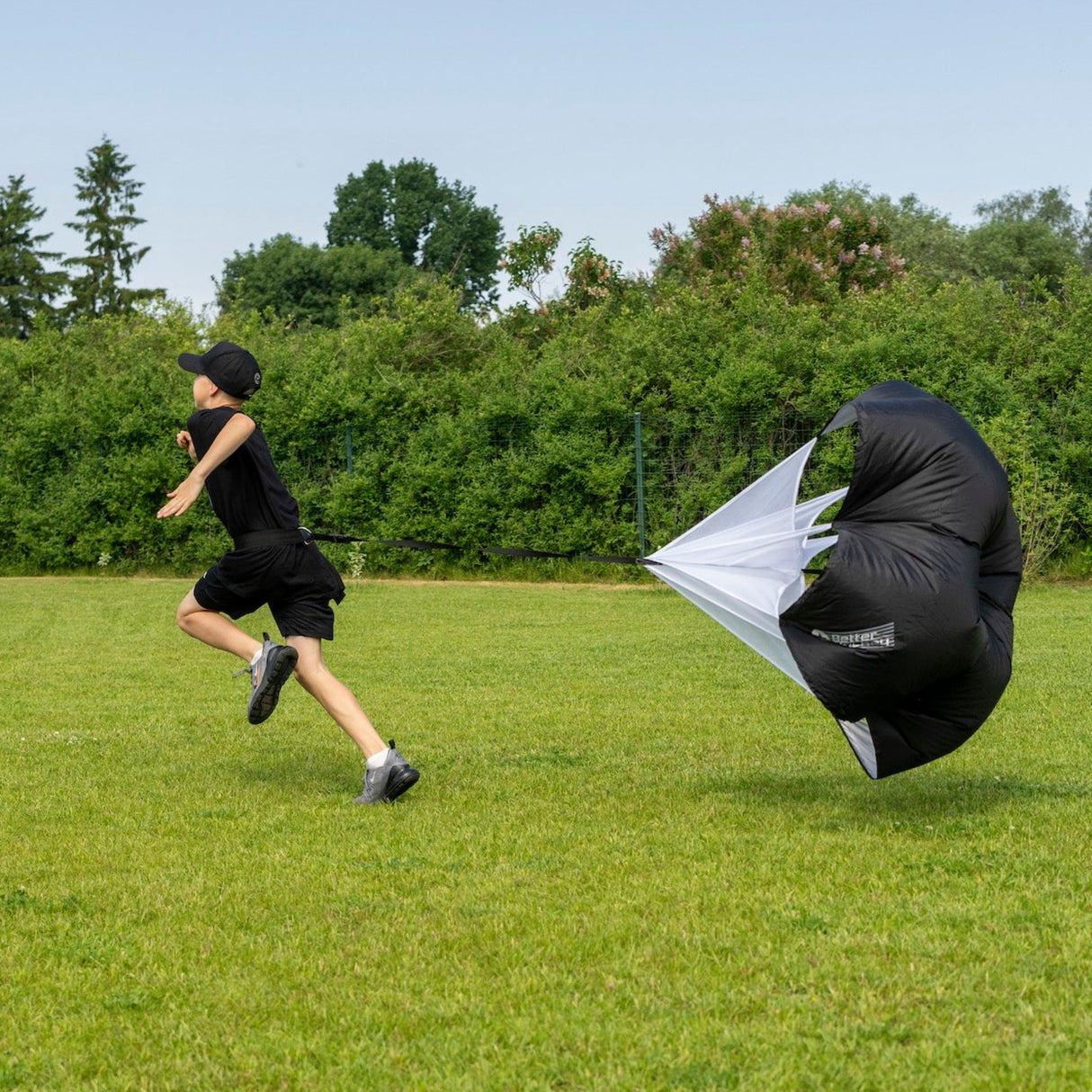 En ung spelare använder Extreme Hockey Speed Chute för att förbättra sin klubbteknik och snabbhet på isen.