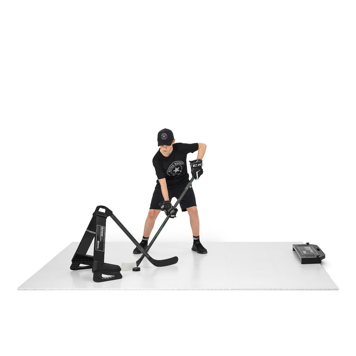 En ung spelare tränar på Extreme hockeygolv med en hockeyklubba och utrustning, vilket simulerar isupplevelsen.