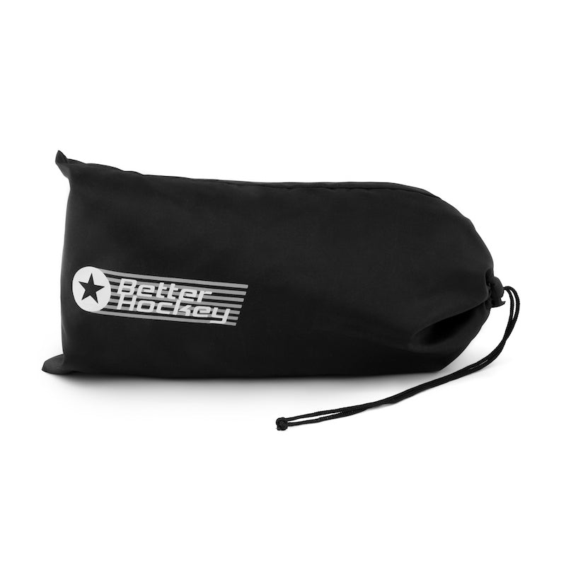 Kvadratisk svart förvaringsväska med Better Hockey-logotyp, perfekt för att hålla hockeyutrustning organiserad.