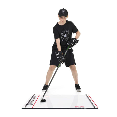 Ung hockeyspelare som använder Better Hockey Extreme Game Changer LITE för att förbättra sin klubbteknik.