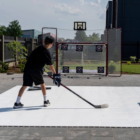 En spelare använder Plastis hockeygolv för att träna skott, perfekt för bygga skottramp och förbättra klubbteknik.