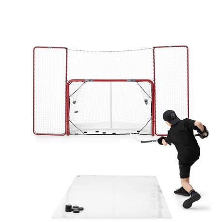 Unga spelare övar skottramp med Extreme Hockey Monster Shooting Kit för att förbättra sin skottteknik.