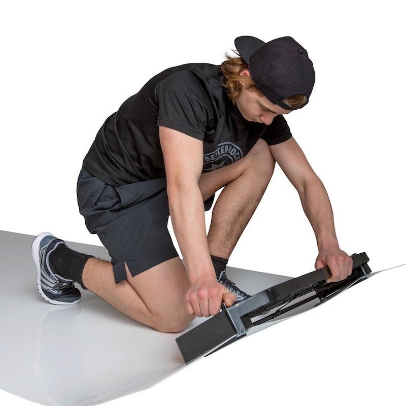 En spelare installerar en skottplatta för att öva skott och passningar med Extreme Hockey Passing Kit Pro XL.