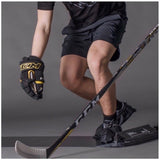 En spelare som använder en hockey slide board för att träna lateral rörelse och balans, klädd i hockeyutrustning.